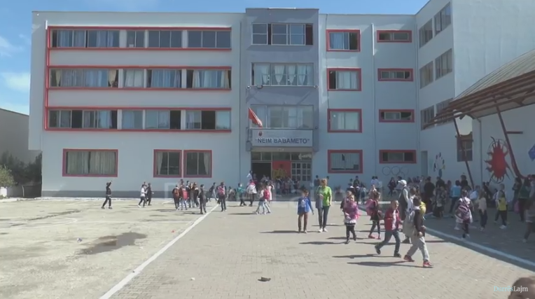 Durrës, shkolla në gjendje të mjerueshme, shoqata ndërhyn për përmirësimin e kushteve (VIDEO)