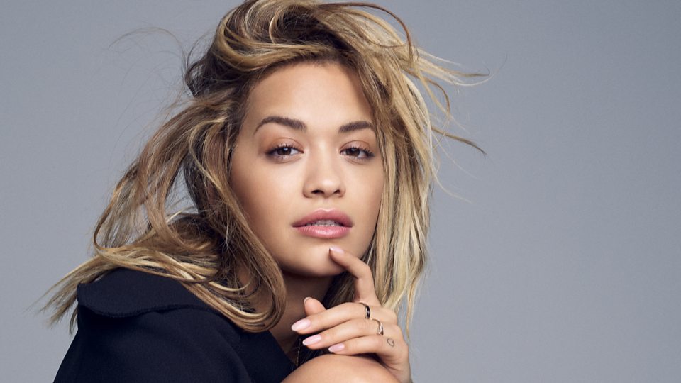 Rita Ora i heq të gjitha! (FOTO)