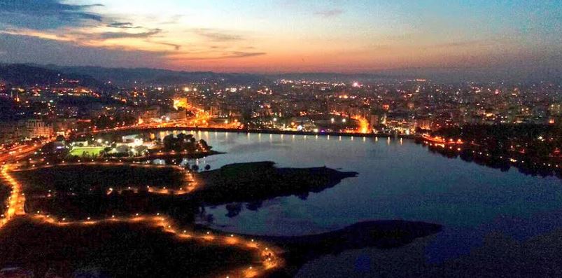 Parku i liqenit me ndriçim të ri, ja si duket (FOTO)