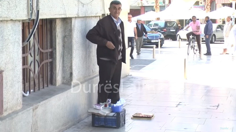 Për të mos iu bërë barrë fëmijëve, pensionisti del çdo ditë pranë bashkisë së Durrësit për të shitur… (VIDEO)