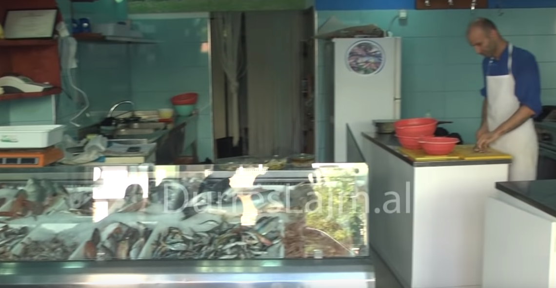 Produktet e detit më të preferuarat në Durrës, shtohen pikat që përveç tregtimit edhe i gatuajnë (VIDEO)