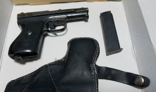 Hodhi pistoletën në tokë kur pa policinë, arrestohet i riu (EMRI)