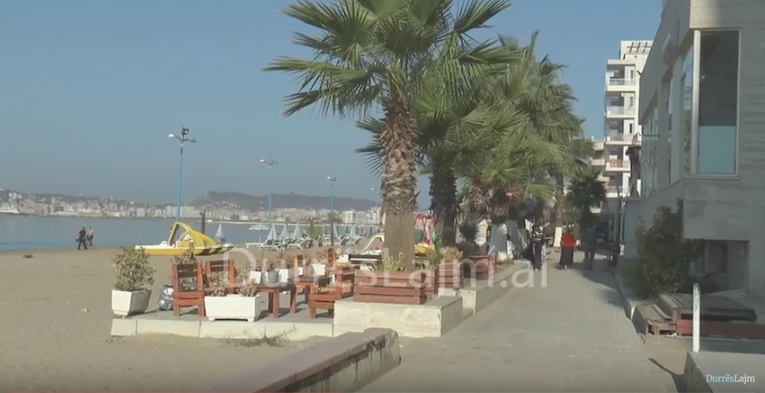 Plazhi i Durrësit i populluar edhe në tetor (VIDEO)