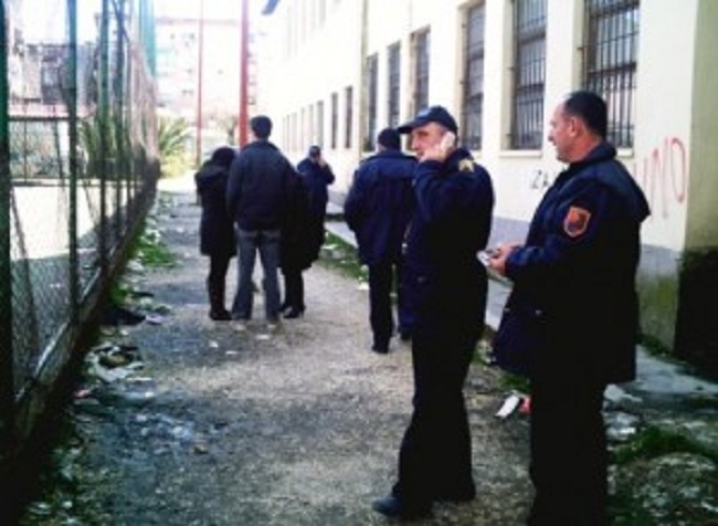 Nxënësit sërish thyejnë derën e shkollës, ndërhyn policia