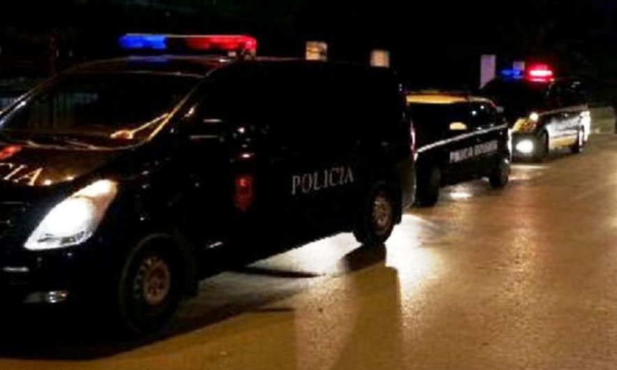 Makina bie në humnerë në Dajt, vdes një person plagosen 2 të tjerë