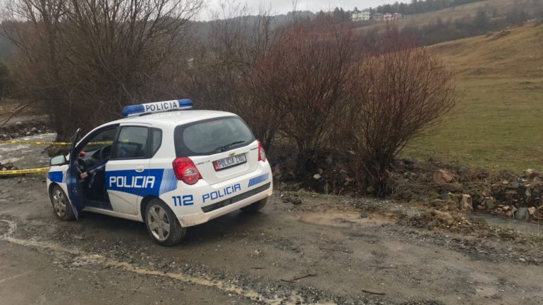 35-vjeçari grek qëllon me breshëri makinën e policisë shqiptare