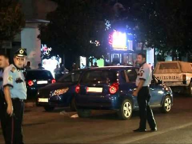 Hyn me semafor të kuq, përplas 3 makina dhe grushton policët. Cili është i riu që u ndoq nëpër Tiranë