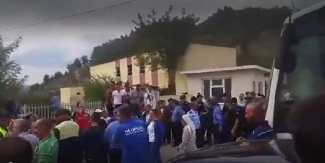 Protesta për shkollën/ Policit i marrin pistoletën, goditet deputeti i PD-së