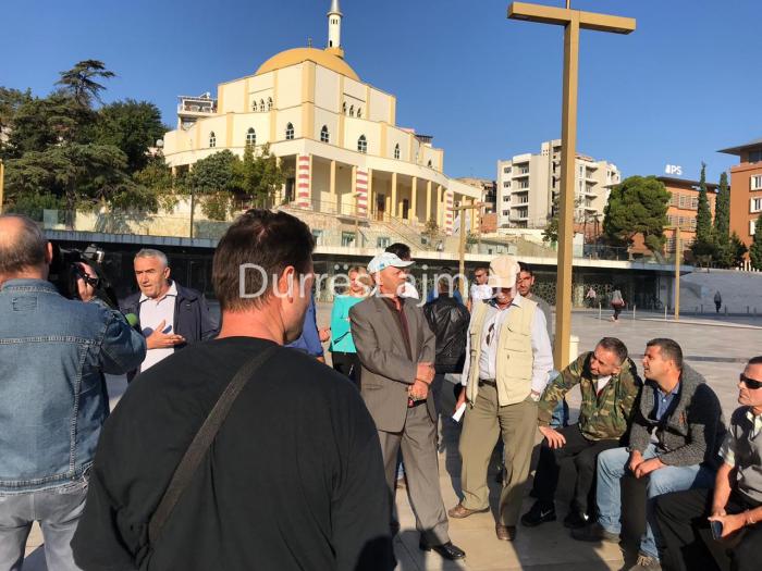 Tregtarët nisin protestën para bashkisë së Durrësit: Po na falimentojnë të pandershmit (VIDEO)