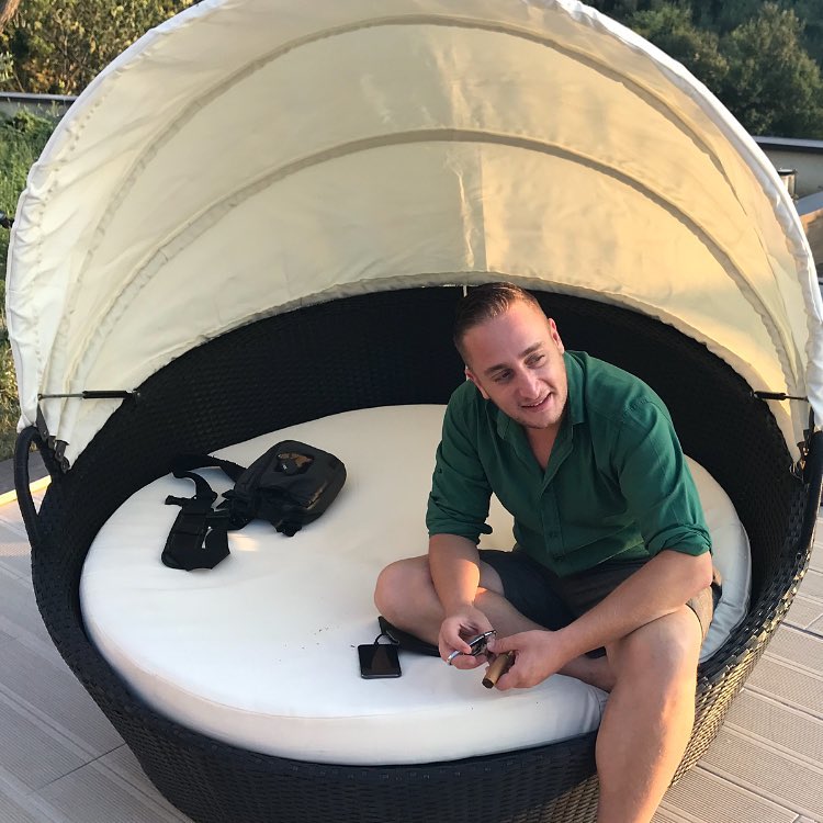 FOTO/ Rezart Veleshnja prezanton të dashurën në mënyrën më të veçantë: Tani u bëra…