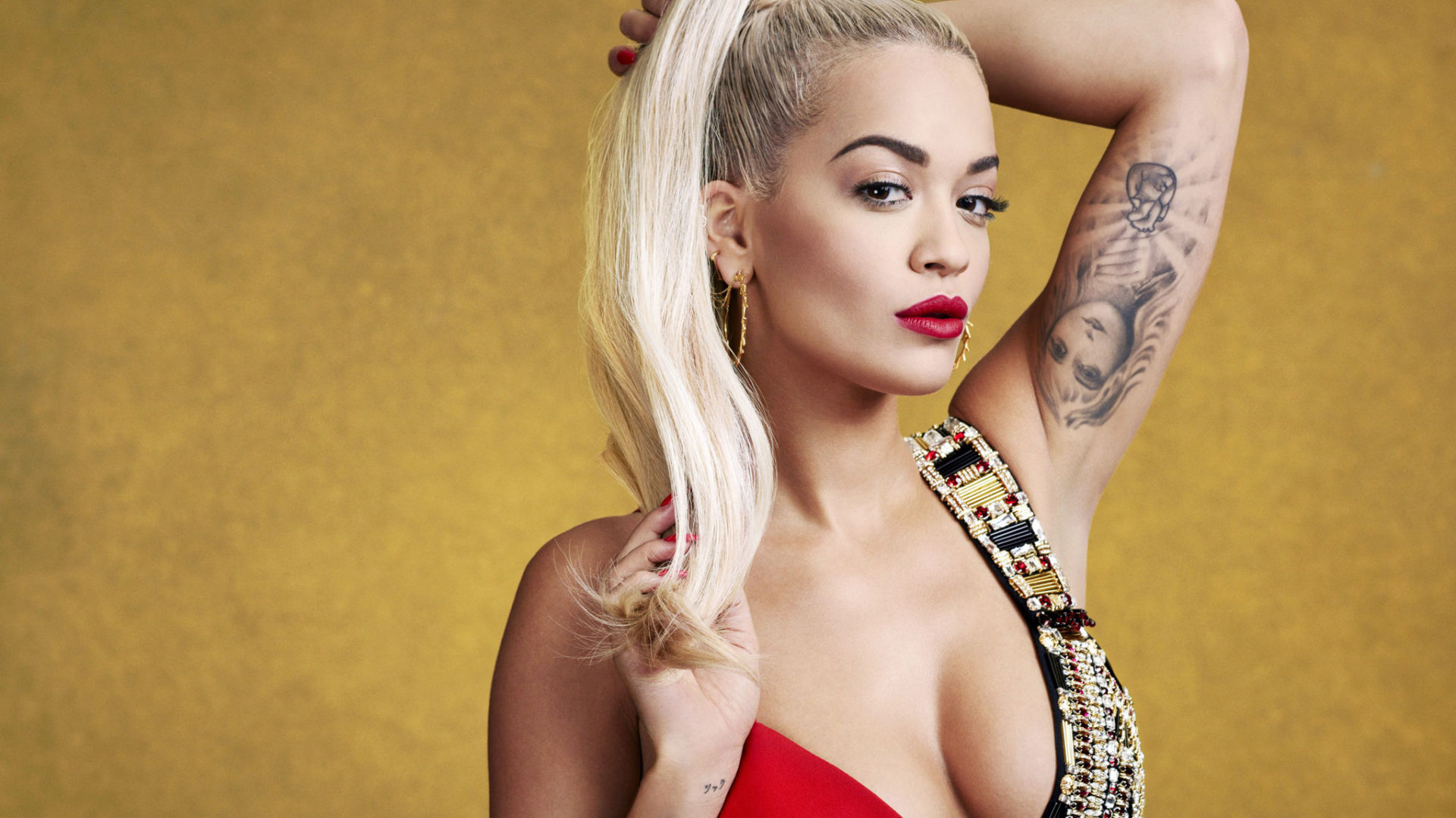 Rita Ora thyen rekordin 30-vjeçar në Britani