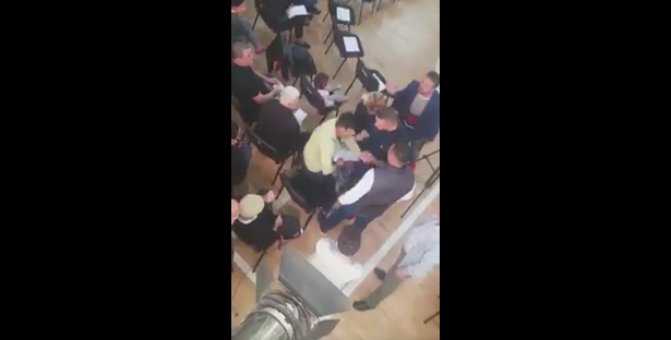 Gazetari goditet nga militantët e Veliajt (VIDEO)