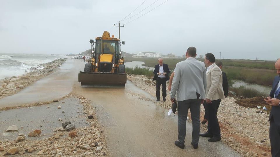 Moti i keq në Durrës, riparohet në kohë reale segmenti i dëmtuar rrugor