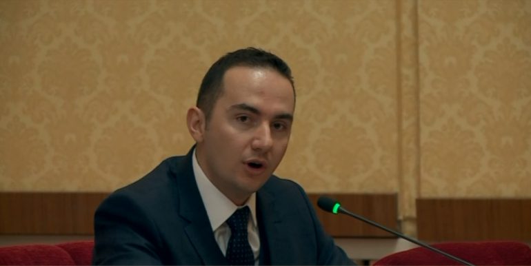 Vetingu për politikanët/ Salianji braktis mbledhjen: S’duam më teatër për qytetarët