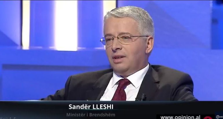 14-vjeç me uniformë, ministri i ri tregon historinë e jetës