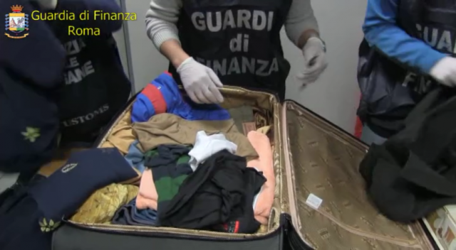 Arrestohet në aeroport çifti shqiptar, udhëtonte me kokainë me vlerë 2mln euro në valixhe (FOTO & VIDEO)