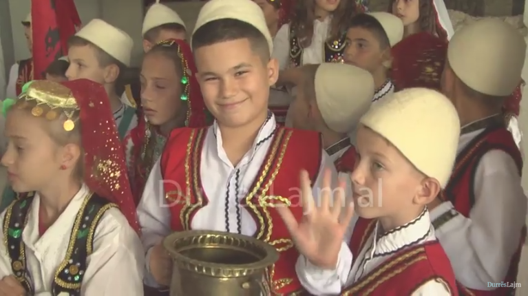 Fëmijët e rrethinave, kaq pranë Durrësit, por edhe kaq larg tij… (VIDEO)