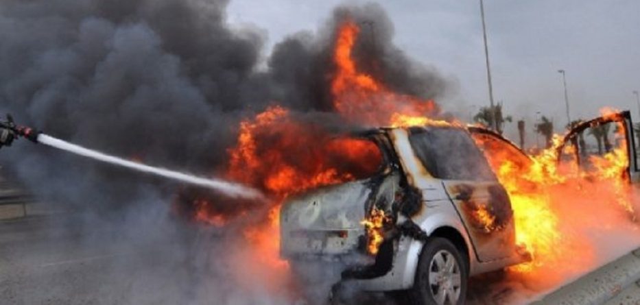 Makina në lëvizje përfshihet nga flakët, shoferi hidhet dhe shpëton