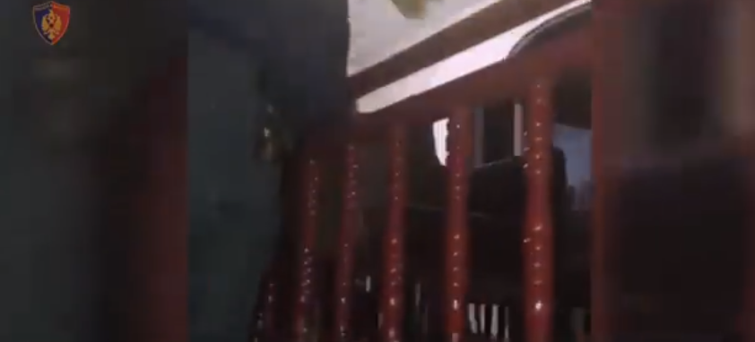Tentojnë të vjedhin vilën, si u kapën dy ‘skifterët’ babë e bir (VIDEO)