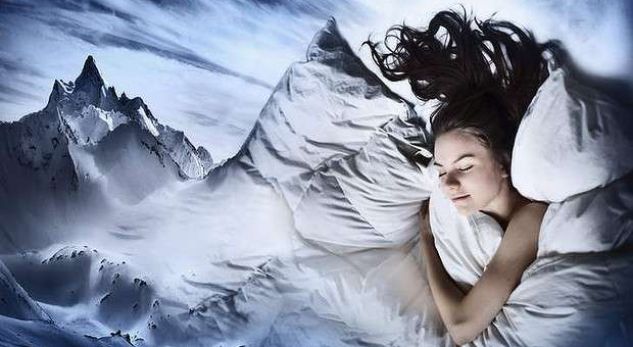 Ëndërroni sikur jeni duke fluturuar, jeni me vonesë, vdisni? Ja çfarë nënkuptojnë…