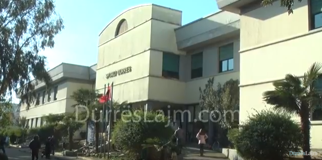 Durrës, po punonte në banesë, rrëzohet nga dritarja