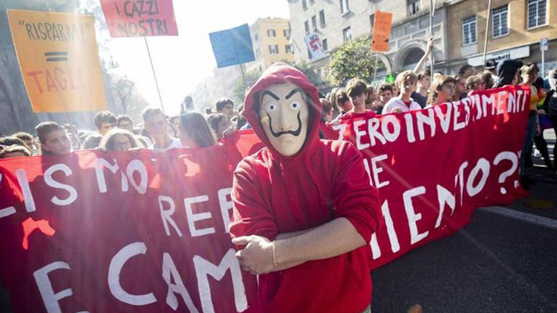 Itali, revolta e 70 mijë studentëve!