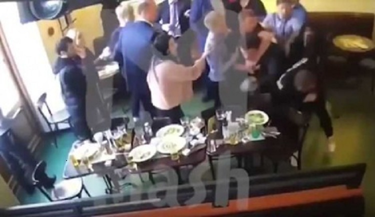 Sulmuesi i njohur godet me karrige zyrtarin e qeverisë së Putinit (VIDEO)