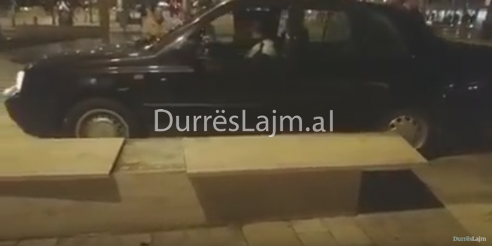 Tapë në timon, i bie mes për mes sheshit kryesor në Durrës (VIDEO)