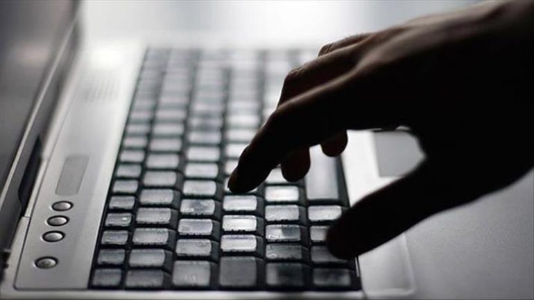 Gjobë nëse nuk jep fjalëkalimin e pajisjes elektronike në kufi, ndodh në këtë vend!