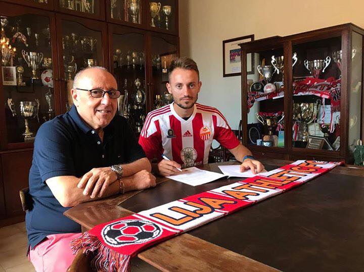 Tifozët të “çmendur” pas lojtarit nga Durrësi