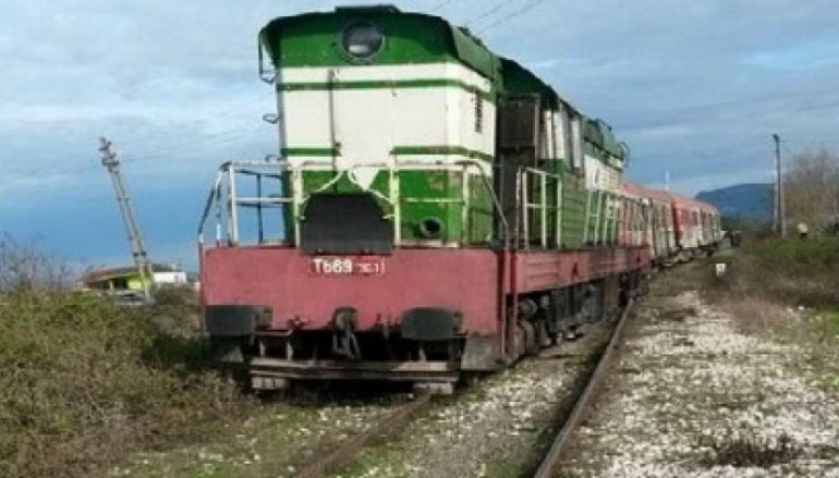 Treni përplas makinën, plagoset rëndë shoferi