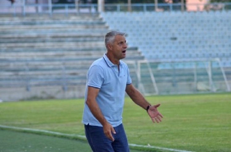 U rrah pas humbjes, klubi kosovar shkarkon trajnerin: Mungesë harmonie mes lojtarëve