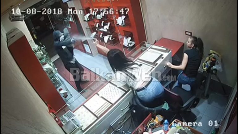 Si në filma, shihni si përballen shitëset e argjendarisë me hajdutin (VIDEO)