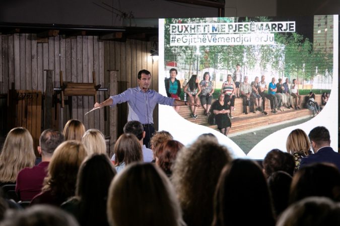 Erion Veliaj nis fushatën për zgjedhjet vendore, dëgjesa me banorët