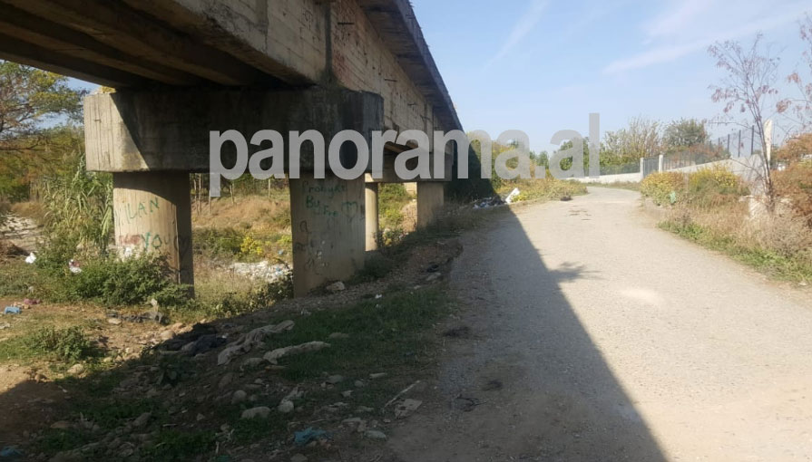 Gjendet fuoristrada e qëlluar me breshëri plumbash, brenda njolla gjaku