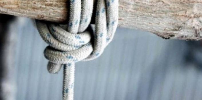 Familjarët gjejnë të varur me litar 60-vjeçarin pranë banesës