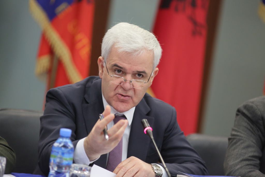 Dorëheqja e Xhafajt, shpërthejnë rrjetet sociale (FOTO)