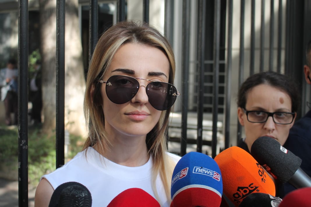 “Ajo syzet 400 euro, unë dhuratë nga vëllezërit”, gazetarja: A nuk është e padrejtë jeta?