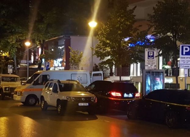 Tensione në spitalin privat, Policia tenton të marrë Ervis Martinajn