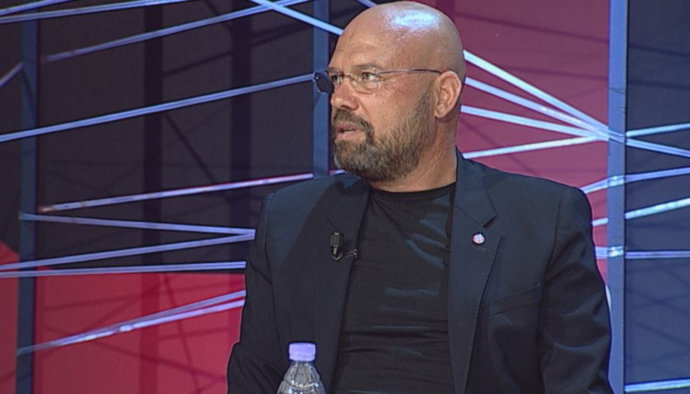 Debati në Bruksel, Manjani-opozitës: Gabuat që shkuat me Ballën, ndajeni mendjen!