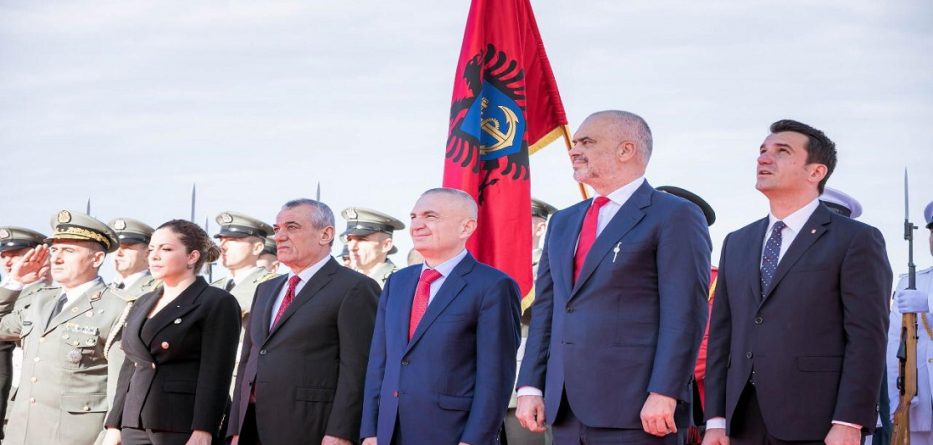 Politikanët nderojnë kujtimin dhe sakrificat e Dëshmorëve të Atdheut