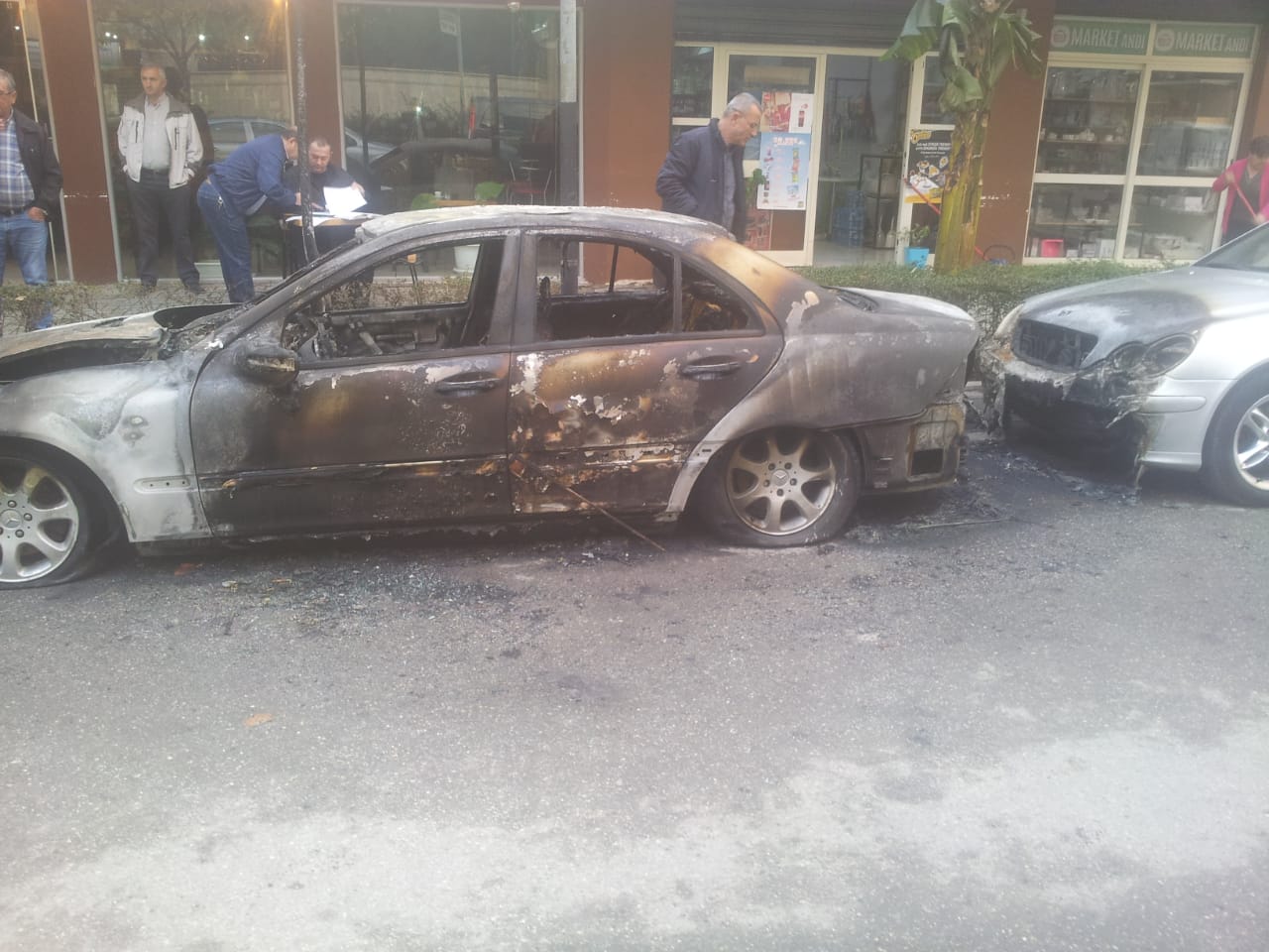 Sërish djegie makinash në Durrës, digjen 3 automjete “Benz”