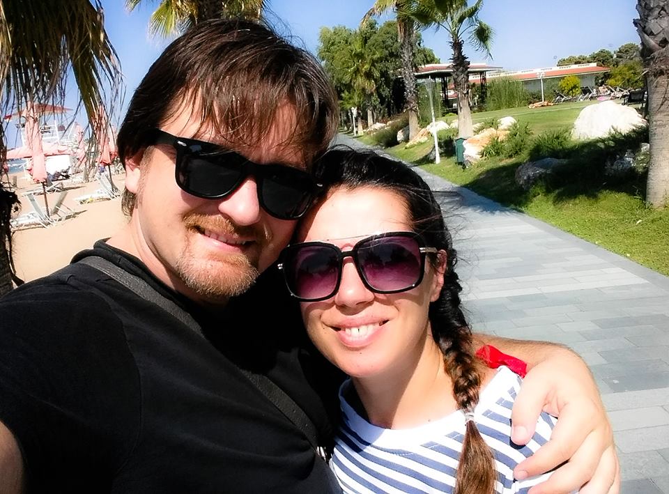 Julian Deda kërkon “ndihmë”, prej 20 vitesh bashkëshortja e tij bën këtë gjë (FOTO)