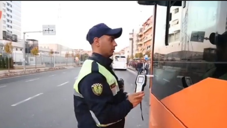 Policia kontrollon urbanët në kryeqytet, dy shoferë të dehur