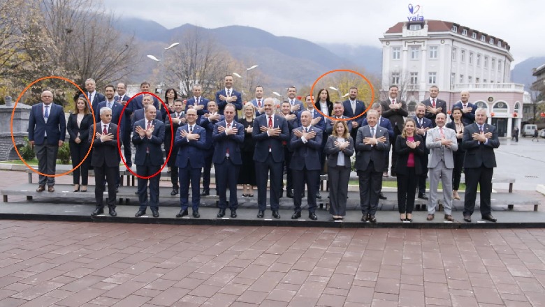 Bënë simbolin e shqiponjës, ja cilët ishin zyrtarët e dy qeverive që dolën ‘huq’