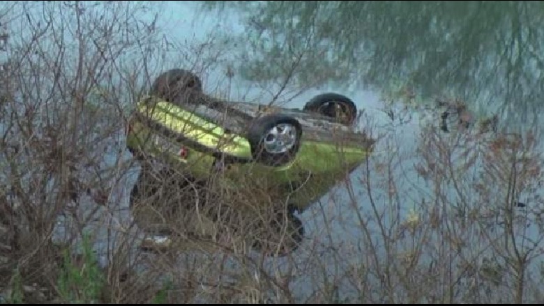 Makina bie nga ura dhe përfundon në lumë, dyshohet për të vdekur