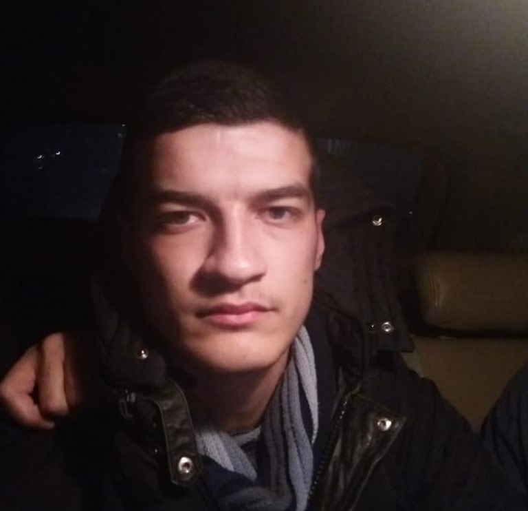 Momenti i arrestimit të 18-vjeçarit që hodhi kapsollën që plagosi policen (VIDEO)