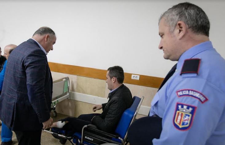 Seferi viziton policët e lënduar, thirrje qytetarëve të distancohen nga dhuna