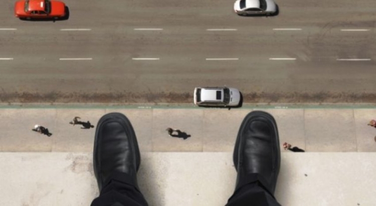 E rëndë, çifti i të moshuarve hidhen nga pallati, vdesin në vend