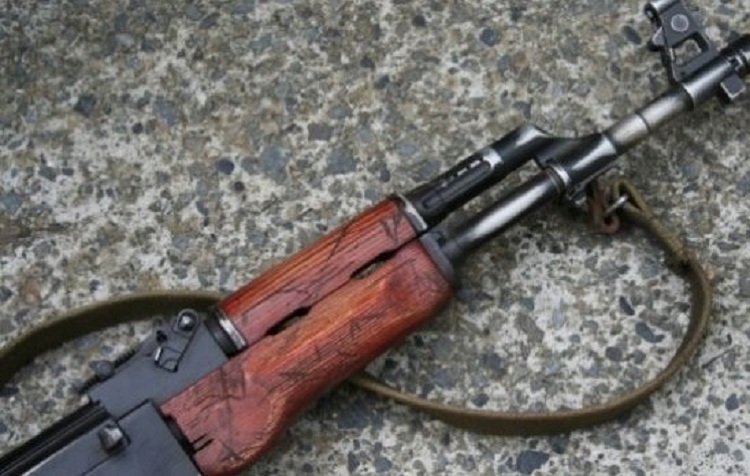 Burri do vriste gruan me armë, policia e parandalon në kohë